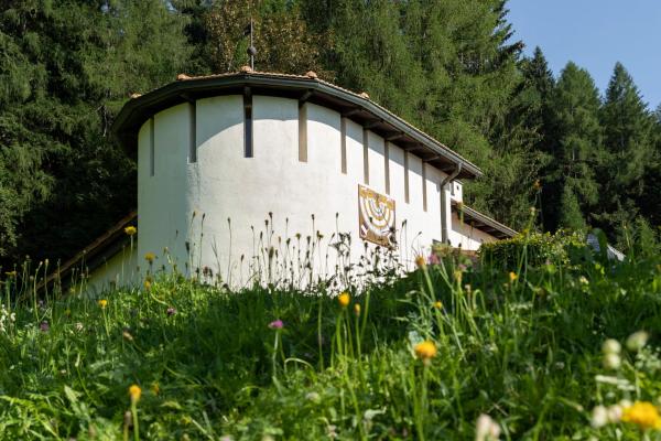 Na zdjęciu widoczny jest obiekt Landhaus Leonhard położony w mieście Capriana.