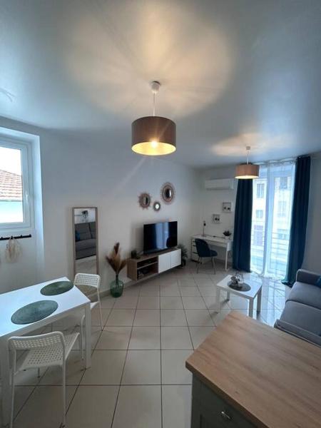 A la foto es mostra l'objecte Studio dans villa proche mer situat a la ciutat de Niça.