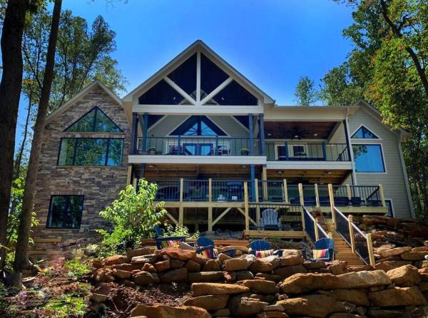 Na fotografii je vidět objekt Waterfront 5BD/5BA Dock & 9P-Hottub nacházející se ve městě Six Mile.