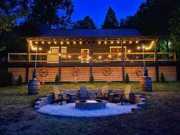 A la foto es mostra l'objecte Smoky Mountains FamiLee Cabin in Wears Valley 2/2 situat a la ciutat de Sevierville.