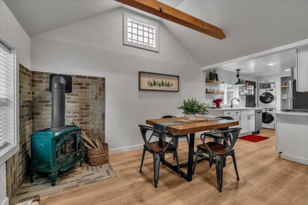 Nella foto è visibile l'oggetto Pet-Friendly Cozy Midtown Cabin Retreat situato nella città di Gibbs.