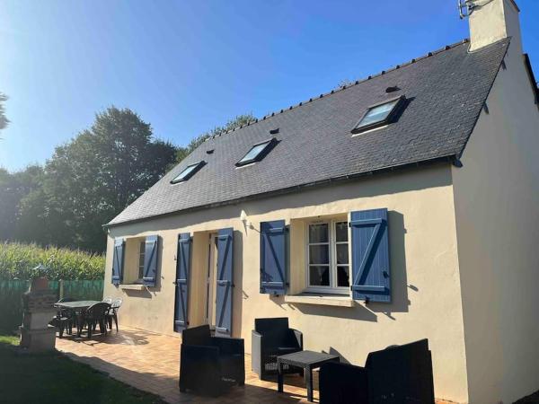 A la foto es mostra l'objecte Gîte la Villemain situat a la ciutat de Saint-Broladre.
