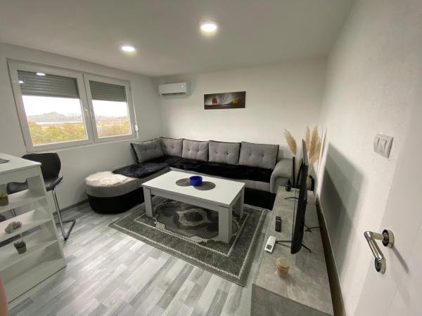 A la foto es mostra l'objecte Apartment B&E situat a la ciutat de Tuzla.