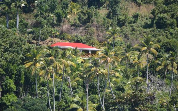 The photo shows the Mango Lodge Villa located in the city of Guillet.