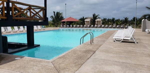写真にはCarrizal市にあるPUNTA COCO VILLAS BEACHが写っています。