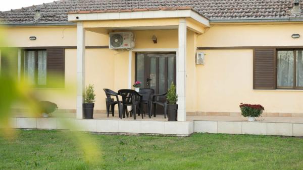 A la foto es mostra l'objecte Garden Paradise in Megalochori Trikala situat a la ciutat de Agnanterón.