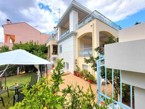 A la foto es mostra l'objecte Dora's home with garden Volos situat a la ciutat de Volos.