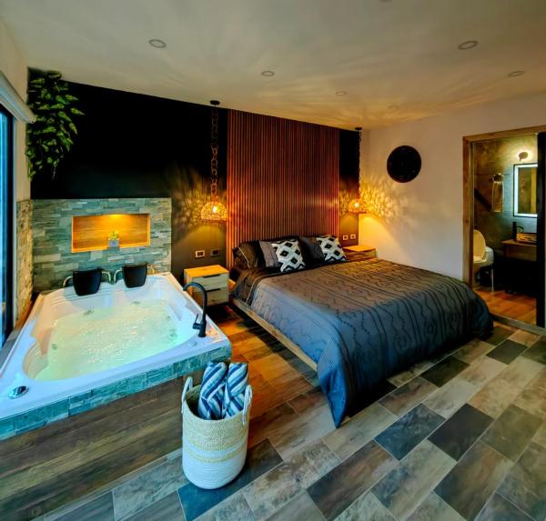 Na zdjęciu widoczny jest obiekt Habitación Deluxe 1 con Jacuzzi a 20mt del parque położony w mieście Salento.