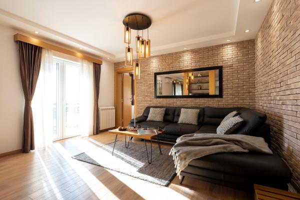 На фото показан объект 1-Bedroom Apartment with Balcony, расположенный в городе Ledine.