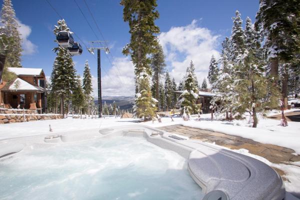 Gondola Getaway- Ski-in Ski-out - Luxury 4 Br, Private Hot Tub, Hoa Amenities - Lago Tahoe