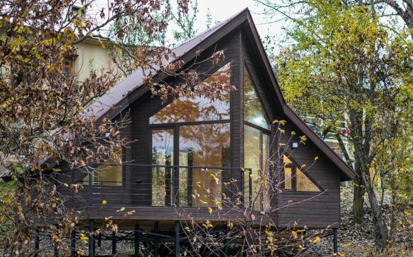 A la foto es mostra l'objecte Cottage Am Museum situat a la ciutat de Mestia.