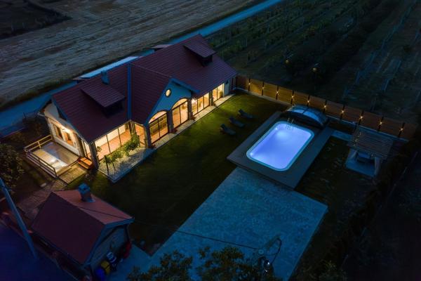 A la foto es mostra l'objecte Villa Zora Karanac situat a la ciutat de Karanac.