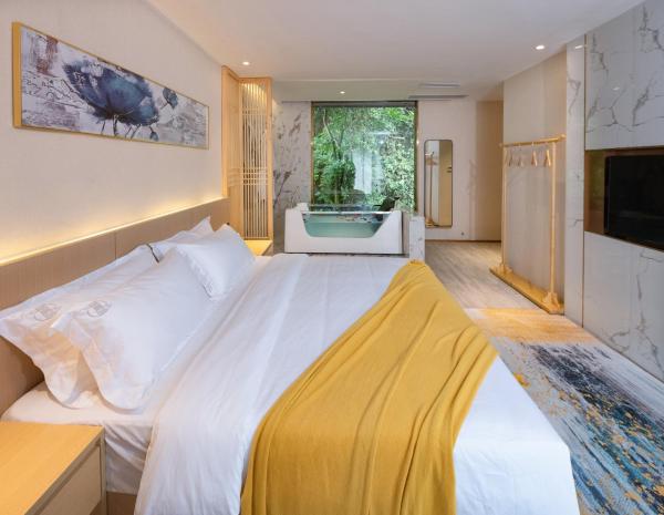 A la foto es mostra l'objecte Moon River View Hotel situat a la ciutat de Mayang.