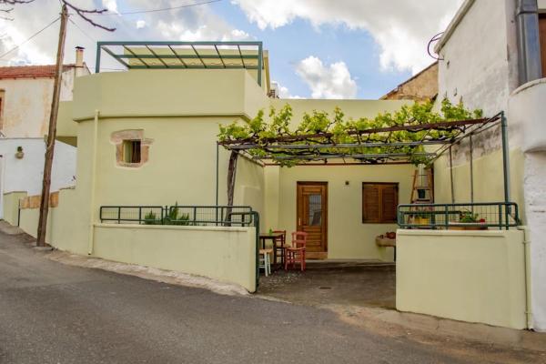 A la foto es mostra l'objecte Traditional house in Fres situat a la ciutat de Karés.