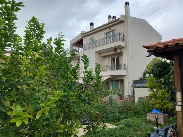 La photo montre l'objet pavlosloft situé dans la ville de Leondárion.