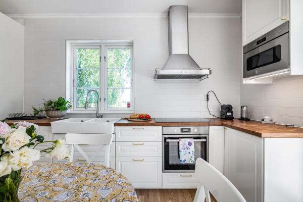 På bildet vises objektet Gård med egen sjö med bryggbåt, nyrenoverat! som ligger i byen Katrineholm.