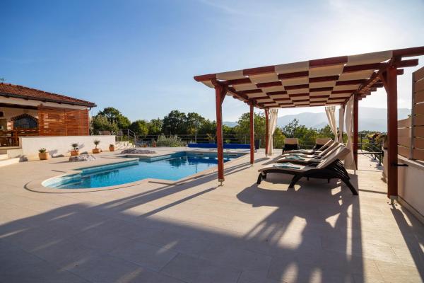 På bildet vises objektet Villa in Omiš inland/4 stars+heated pool som ligger i byen Smoljanovići.