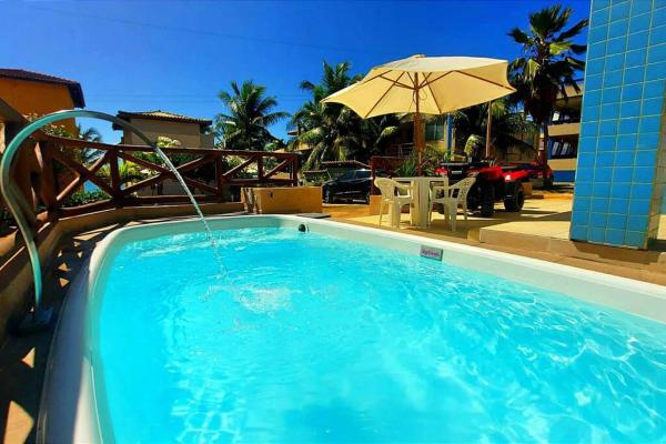 Na zdjęciu widoczny jest obiekt Linda casa beira mar com piscina privativa próximo a Guarajuba położony w mieście Camaçari.