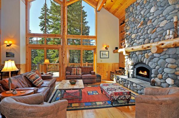A la foto es mostra l'objecte Sierra Crest at Palisades Tahoe - Secluded Luxury 5BR 5 BA w Wood Fireplace situat a la ciutat de Olympic Valley.