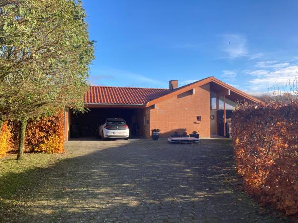 A la foto es mostra l'objecte Værelse, bad og toilet i villa situat a la ciutat de Fensmark.