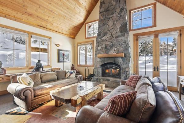 A la foto es mostra l'objecte Silverado Lodge at Palisades - 4BR w Private Hot Tub & Ski Shuttle situat a la ciutat de Olympic Valley.