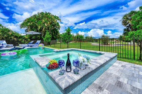 Na zdjęciu widoczny jest obiekt Stunning Family Home Pool & Spa położony w mieście Naples.