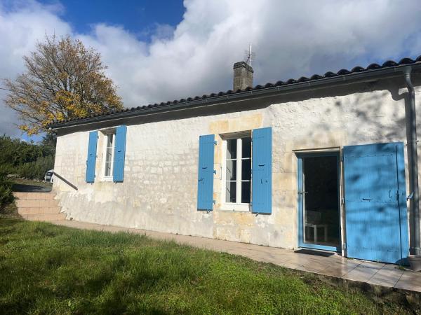 På billedet ses objektet charmante maison de campagne beliggende i byen Jonzac.