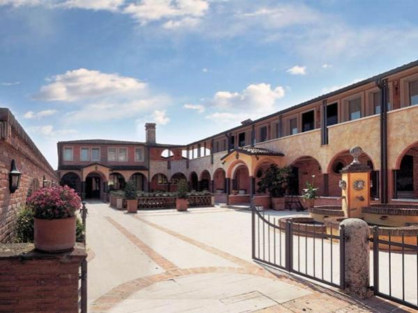 Na zdjęciu widoczny jest obiekt Hotel Il Chiostro położony w mieście Oppeano.