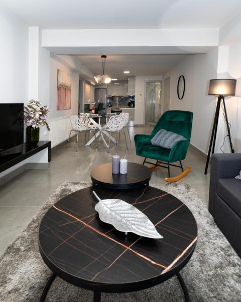 A la foto es mostra l'objecte Family Luxury Guest House situat a la ciutat de Agnanterón.