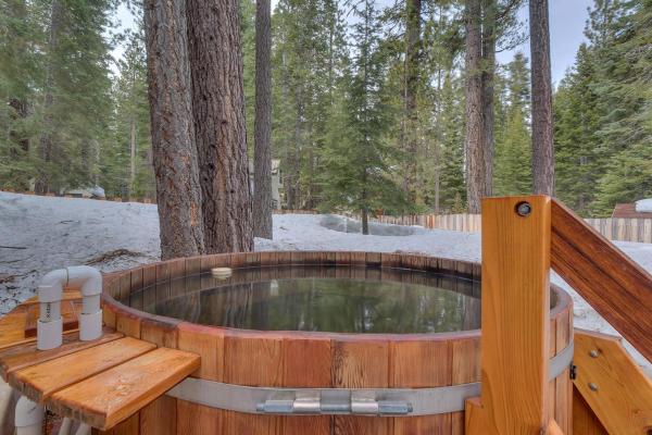 Na fotografii je vidět objekt Tahoma Charm on West Shore - Beautiful Open Concept 3 BR w Private Hot Tub nacházející se ve městě Meeks Bay.