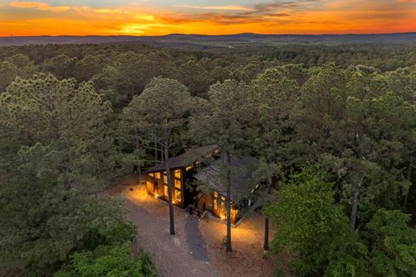På bildet vises objektet New HGTV Cabin: Hot Tub BBQ Firepit Sleeps 10 som ligger i byen Broken Bow.