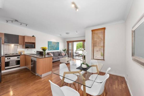Foto 1: Hidden in New Farm ~ 1 Bed/1 Bath /1 Car/Views!