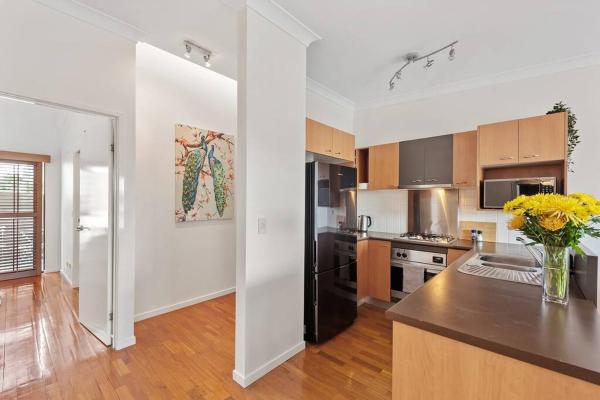 Foto 6: Hidden in New Farm ~ 1 Bed/1 Bath /1 Car/Views!