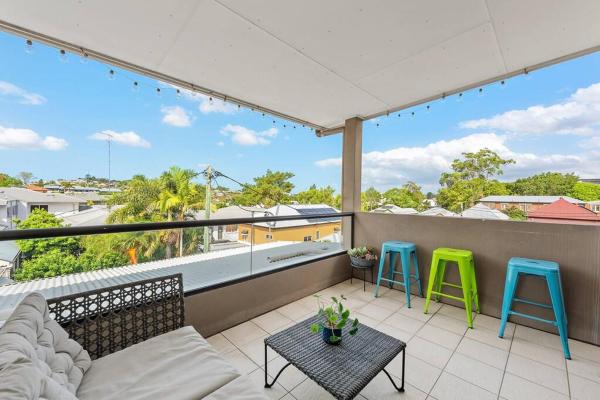 Foto 4: Hidden in New Farm ~ 1 Bed/1 Bath /1 Car/Views!