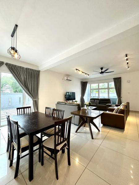 Nella foto è visibile l'oggetto Hom Villa 5rm 12-22 pax Wifi Netflix BBQ SteamBoat Games Beach Water Park situato nella città di Kota Tinggi.