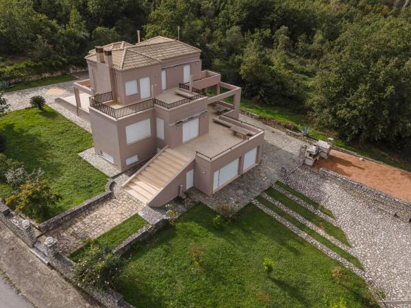 A la foto es mostra l'objecte Villa Portitsa situat a la ciutat de Mitrópolis.