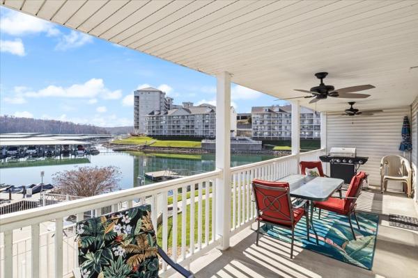 A la foto es mostra l'objecte Lake Front Condo with a Balcony! situat a la ciutat de Kaiser.