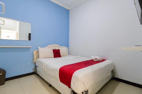 На фото показан объект RedDoorz @ Garden Boulevard Citra Raya Tangerang, расположенный в городе Nalagat.