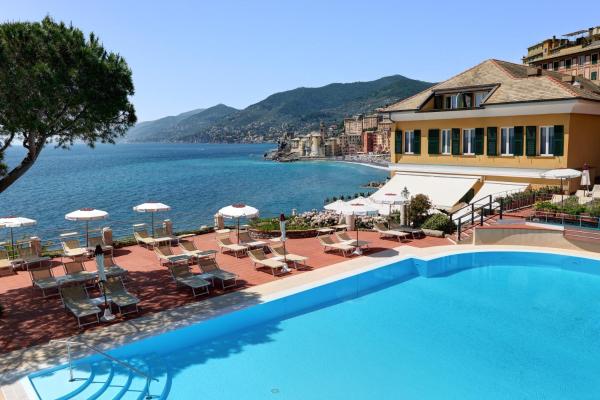På bildet vises objektet Hotel Cenobio Dei Dogi som ligger i byen Camogli.