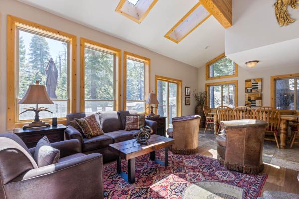 A la foto es mostra l'objecte Trailside - Alpine Meadows 6 Bedroom with Private Hot tub situat a la ciutat de Alpine Meadows.