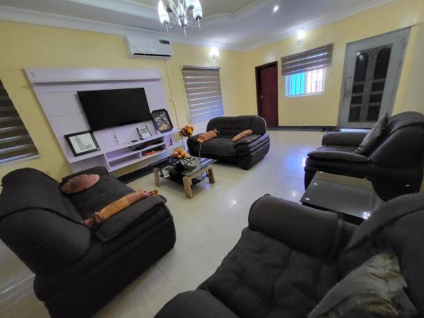 Στη φωτογραφία φαίνεται το αντικείμενο Entire 3 Bedroom Bungalow - Home away from home που βρίσκεται στην πόλη Λάγος.