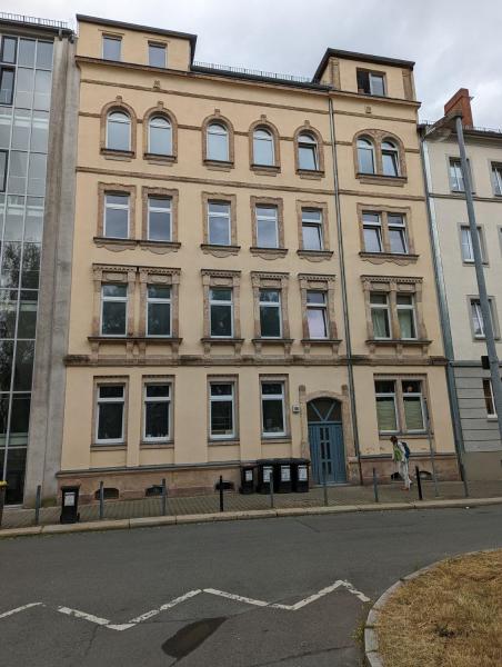 Na fotografii je vidět objekt Arbeiterwohnung nacházející se ve městě Chemnitz (Saská Kamenice).