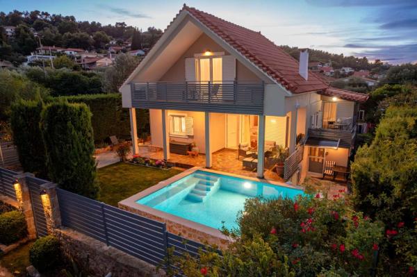 På billedet ses objektet Athina Sea Villa Close To Athens beliggende i byen Markópoulon Oropoú.