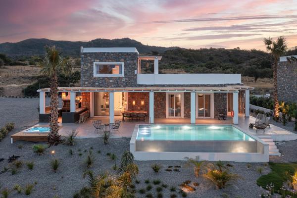 The photo shows the Sunset Hill Villa Rhodes located in the city of Vátion.