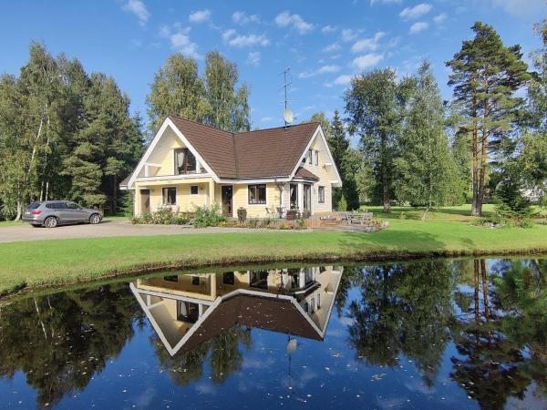 En la foto se muestra el objeto Viesu un ciemiņu brīvdienu māja Villa VĒJROZES ubicado en la ciudad de Kārļi.