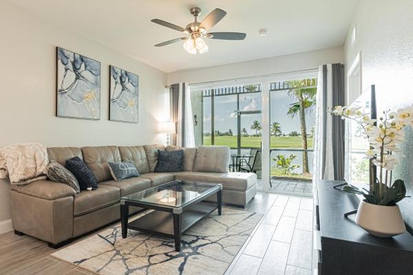 Na zdjęciu widoczny jest obiekt Greenlinks at Lely Luxury White Orchid Fully Renovated Modern 1st floor 3bdr Golf Resort Villa położony w mieście Naples.