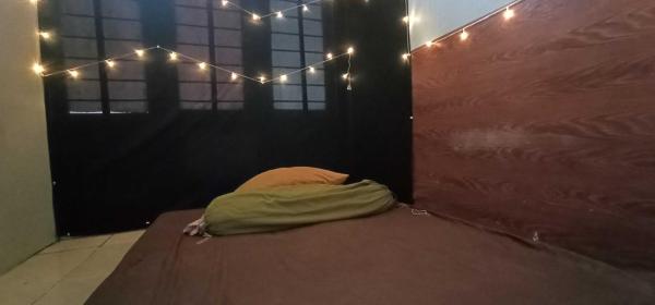 Auf dem Foto ist das Objekt Griya Nologaten Kost Harian Homestay dan Guest House in der Stadt Seturan zu sehen.