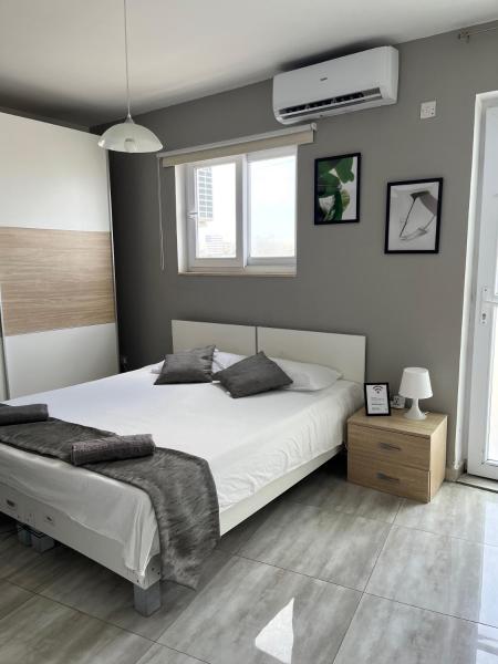 Nella foto è visibile l'oggetto F5 Room 1, Private Double room with private bathroom and balcony in shared Flat situato nella città di Msida.