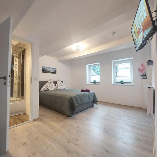 På billedet ses objektet Hotel Bei Maria beliggende i byen Bilstein.