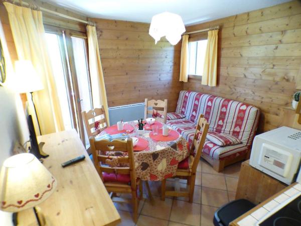 Na fotografii je vidět objekt Appartement RDC - 4 pers - 2 Pièces + Cabine - Proche ESF - Est avec Balcon - FR-1-594-320 nacházející se ve městě Hauteluce.